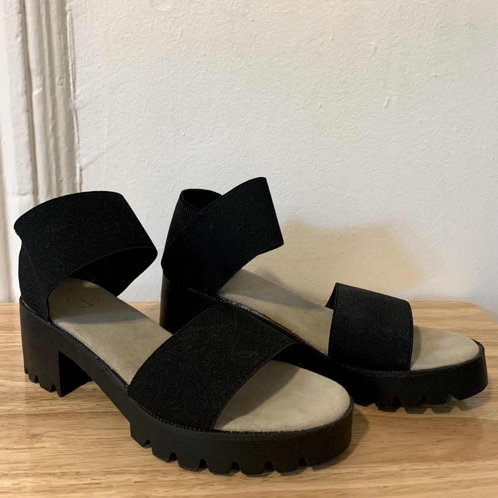 BRAND NEW & RECOMMENDED BY STRATEGIST Charleston Shoe Co. Monterey Sandal